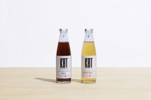 「ブルーボトルコーヒー」と東京・渋谷発のコンブチャブランド「KBT」がコラボ！ コーヒーとコーヒーチェリーのコンブチャを販売。