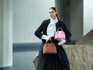 目を惹く華やかなパステルピンクと温かみのあるブラウンが新登場。ミラノ発レザーブランドBONAVENTURAから新色【タフィーピンク】と【キャメル】が仲間入り。￼