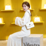 女優 白石麻衣さんが持つValextra 新作バッグ 「Nolo(ノーロ)」発売!