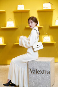 女優 白石麻衣さんが持つValextra 新作バッグ 「Nolo(ノーロ)」発売!