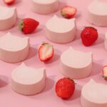 【12/1発売！冬ギフトにおすすめの商品】”ねこ”をモチーフとしたフードショップ「ねこねこ」より、手のひらサイズのねこの形のチーズケーキ「にゃんチー　いちご」が期間限定で登場