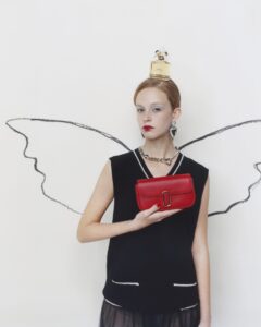 この度、「マーク ジェイコブス (MARC JACOBS)」は、バレンタインシーズンにおすすめのハンドバッグ、ジュエリー、フレグランスを全国のストアおよび公式オンラインストアにて展開いたします。