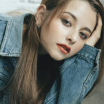 メイベリン SPステイ ヴィニルインク & マットインク、デニムとのコーディネートを楽しむ春