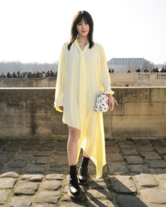 ロエベ 2023年秋冬ウィメンズコレクションに女優の本田翼をはじめ、NCTのテヨンや、NMIXXなどのセレブリティが来場