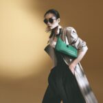 ブルガリ 2023 年秋冬アクセサリーコレクションより海と大地が出会う美しい海岸の入り江をインスピレーションとしたモダンな新作バッグが登場