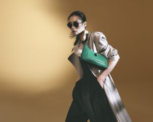 ブルガリ 2023 年秋冬アクセサリーコレクションより海と大地が出会う美しい海岸の入り江をインスピレーションとしたモダンな新作バッグが登場