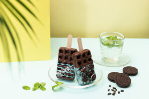 【チョコミン党に朗報】昨年の大人気フレーバーが、ミント感200%の"大人フレーバー"になって復活!新感覚の〈冷やして食べるワッフル〉で、夏だけのチョコミント体験を販売開始