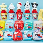 「おっとっと」とのコラボデザインギフトが新登場！ マスコットホルダー、エコバック、巾着などとお菓子のセットを含む全25アイテムをラインナップ