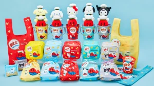 「おっとっと」とのコラボデザインギフトが新登場! マスコットホルダー、エコバック、巾着などとお菓子のセットを含む全25アイテムをラインナップ