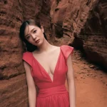 櫻坂46田村保乃、2nd写真集『隣の席になりたい』から先行カット第９弾！赤い峡谷に凛と立つ“レッド・ビューティ”降臨！