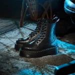 ドクターマーチンと Netflix の人気ドラマ「ウェンズデー」がコラボレーションを発表。 型破りでユニークネスなコレクションは 2024 年 10 月 23 日(水)に発売開始。