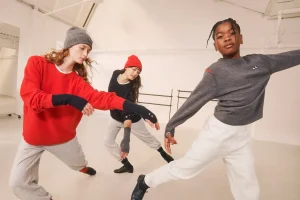 An Eye for Curiosity Winter 2024 UNIQLO x ANYA HINDMARCH Collection 2024年11月22日(金)発売