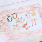 「アニメ カードキャプターさくら TaKaRaBaKo POPUP SHOP」が2025年3月20日（木・祝）より渋谷ヒカリエに期間限定オープン！ときめく気持ちがあふれるオリジナルグッズの一部を公開