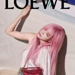 【ロエベ】夏の自由を体現する「パウラズイビザ」の最新コレクションが発売