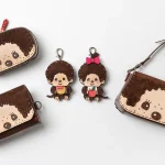 モンチッチ × OJAGA DESIGN こだわりのレザーアイテムコレクションに、春の新生活にふさわしい 新作5アイテムが登場です。