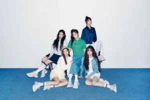 世界中で人気沸騰中のK-POPガールグループILLIT(アイリット)がアンバサダーをつとめる日本国内スニーカーキャンペーン『ラコステ履いてどこいこう?』広告キャンペーンビジュアル第2弾が公開