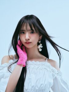 ihmeインタビュー・アーティスト:三品 瑠香「撮影の空気やポージングも普段とは違った雰囲気で楽しかったです。メイクは水色のアイラインがお気に入りで、スタイリングは私の好みど真ん中でときめきました」