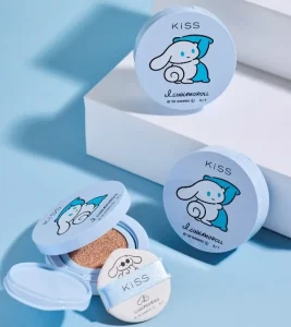 ＫｉＳＳの薄膜ハイカバークッションファンデが、アイシナモロールとコラボした数量限定デザインで登場！