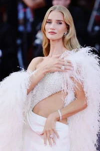 【TIFFANY & CO.】ロージー・ハンティントン＝ホワイトリー、クロエ・セヴィニー、ミア・ゴス、ジュリアン・シュナーベルらが第82回ヴェネツィア国際映画祭にティファニーを纏い登