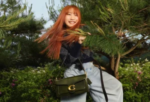 コーチ、Fall 2025 キャンペーン "Revive Your Courage（進もう、私の心のままに）" を発表