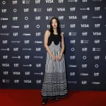 【ルイ·ヴィトン】広瀬すず、第50回トロント国際映画祭の映画「遠い山なみの光」プレミアにルイ·ヴィトンを着用