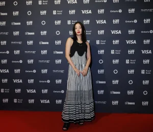 【ルイ·ヴィトン】広瀬すず、第50回トロント国際映画祭の映画「遠い山なみの光」プレミアにルイ·ヴィトンを着用