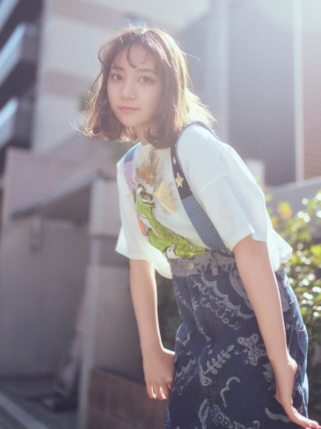 ihme18
Twilight Waltz

吉田 羽花（よしだ・わか）
2006年12月26日生まれ。福岡県出身。身長160cm。趣味：ダンス、ショッピング。特技：ダンス、変顔、どこでも寝られる。プラチナムプロダクション所属。
TGCteen2023をはじめ、2024年学生ランウェイ、超十代2024にモデル参加。女優としても2024年、映画『カミノフデ ～怪獣たちのいる島～』にも出演するなど、今後期待の18歳。
Instagram：@waka.yoshida_
TikTok：@waka_yoshida
X：@waka_yoshida_

MODEL_Waka Yoshida（PLATINUM PRODUCTION）
PHOTO_Kiruke
STYLE_Reica Ijima
HAIR & MAKE DIRECTION_Kazunori Tanimoto（COVER HAIR）
HAIR & MAKE_Kanon Kimura（COVER HAIR）